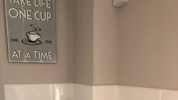 Lemari es, microwave, oven, dan mesin pencuci piring