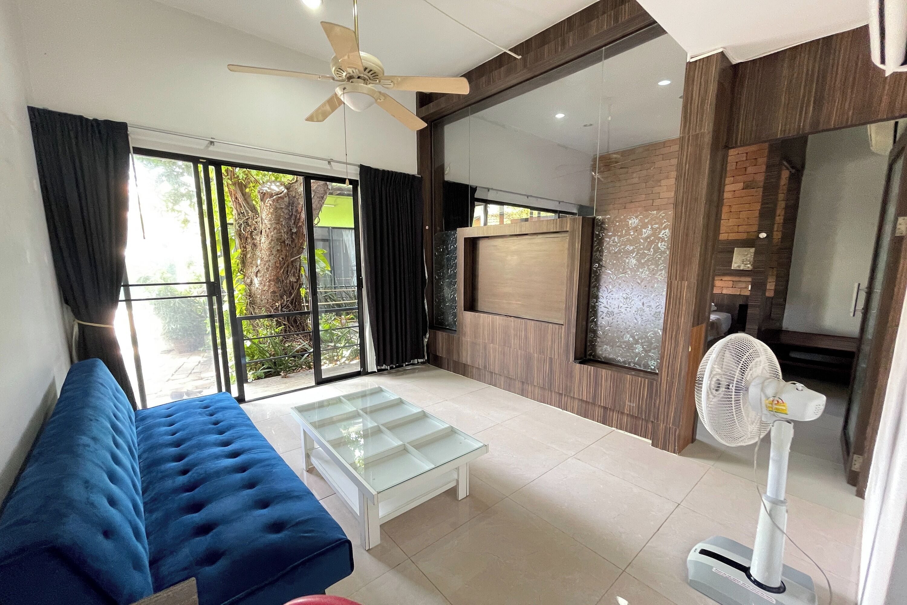Casa | Escrivaninha, cortinas blackout, Wi-Fi de cortesia, roupa de cama