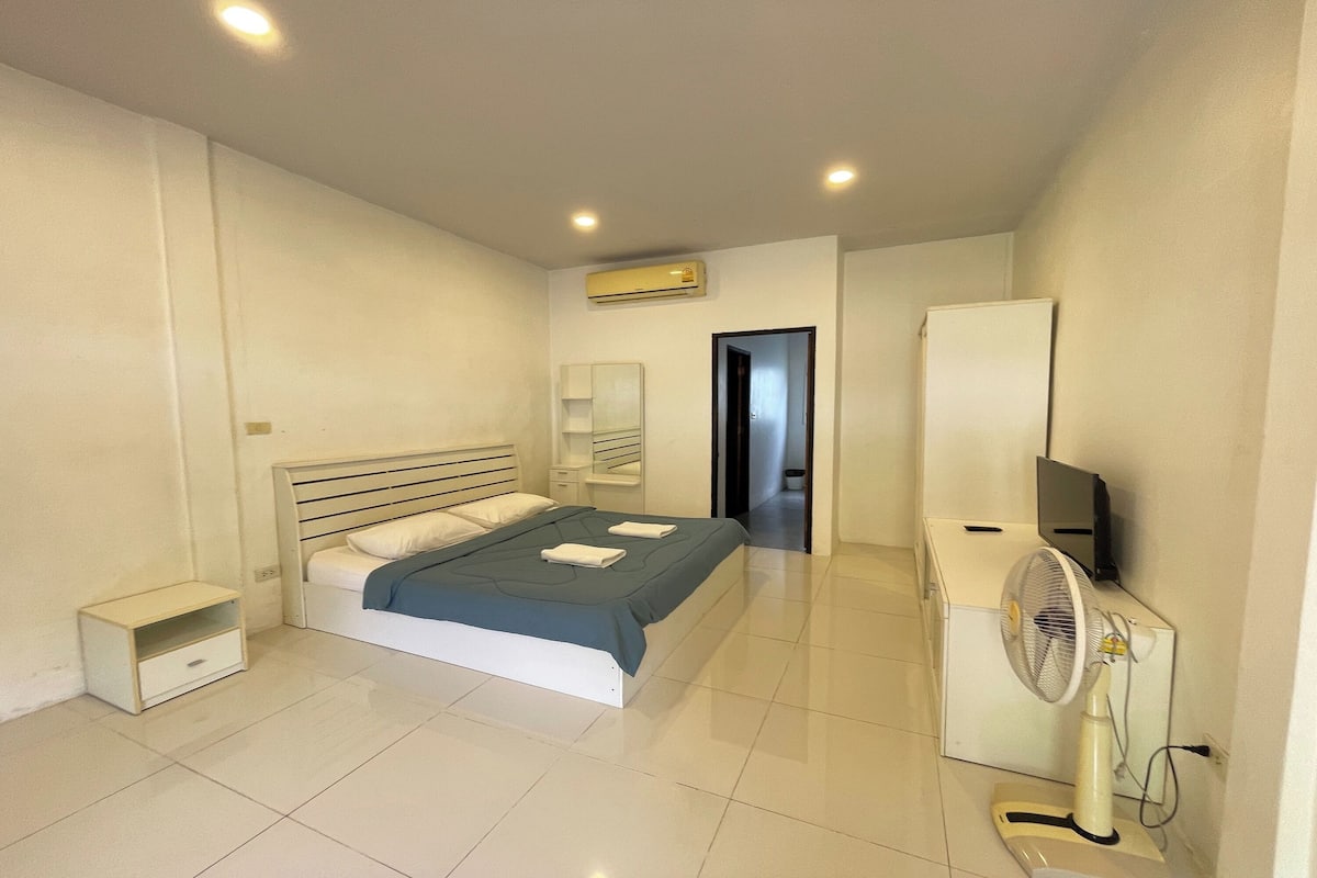 One Bedroom Apartment 