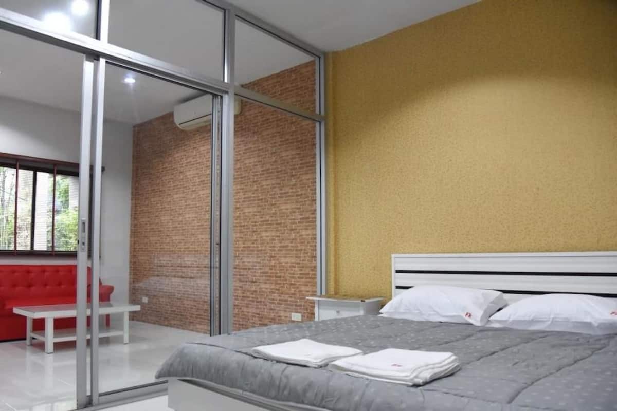 Blackout curtains, free WiFi