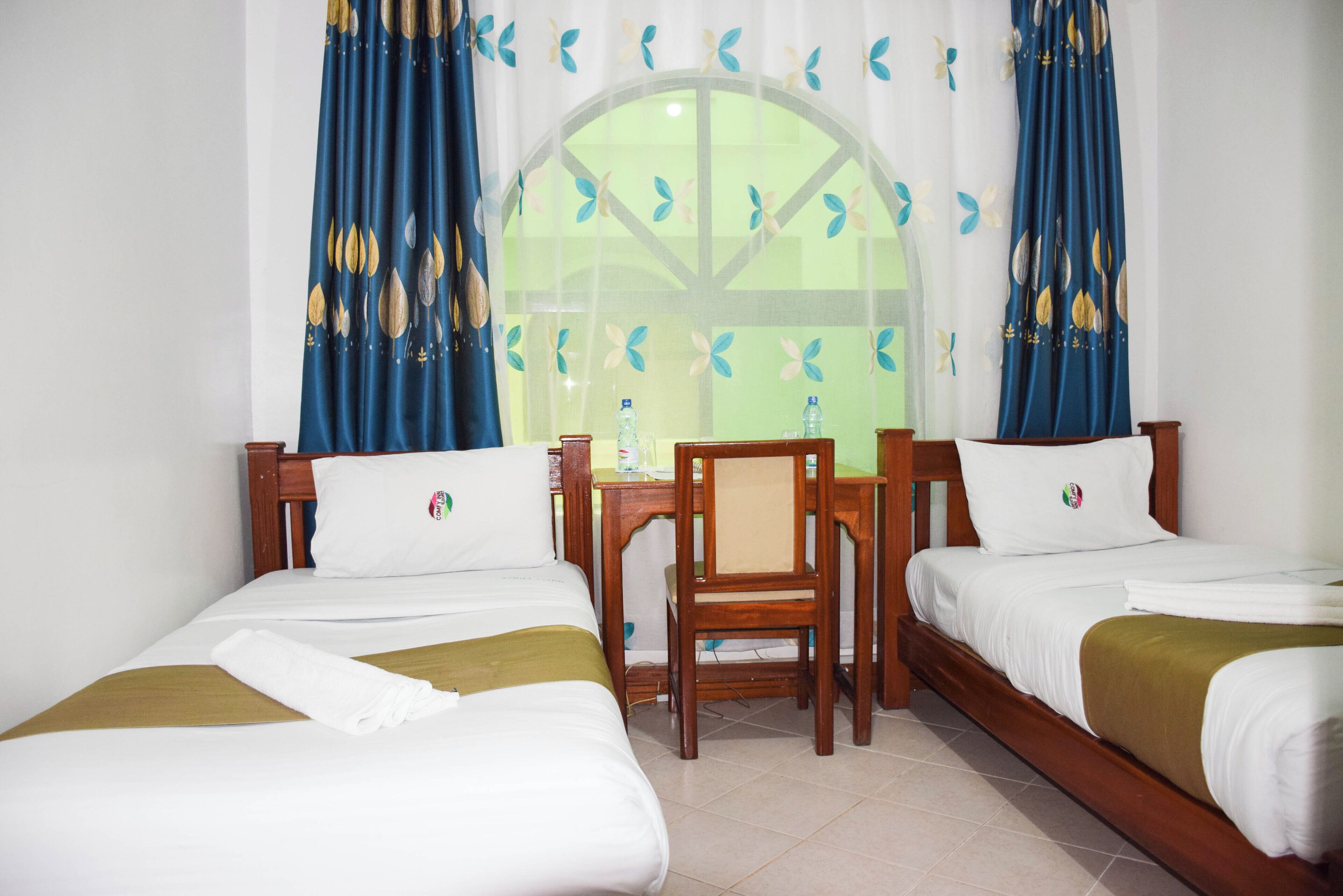 1 habitación, caja de seguridad en la habitación y escritorio 