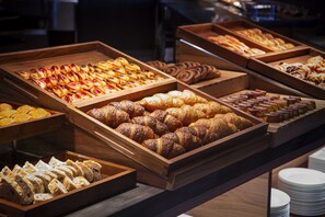 Ein Buffet mit verschiedenen Backwaren, darunter Gebäck und Brot.