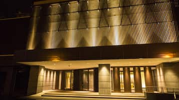 Bagian depan properti - sore/malam