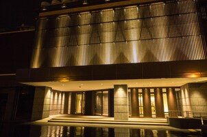 施設の正面 (日没後)