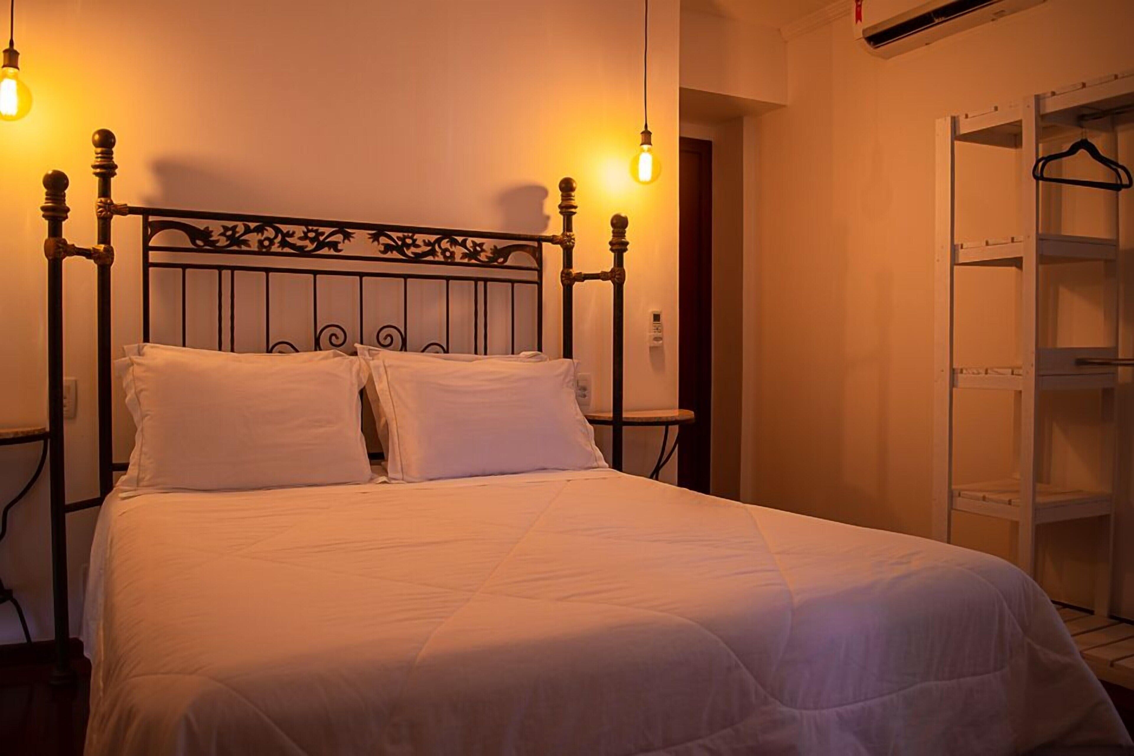 Ropa de cama de alta calidad, camas con pillow-top y escritorio 