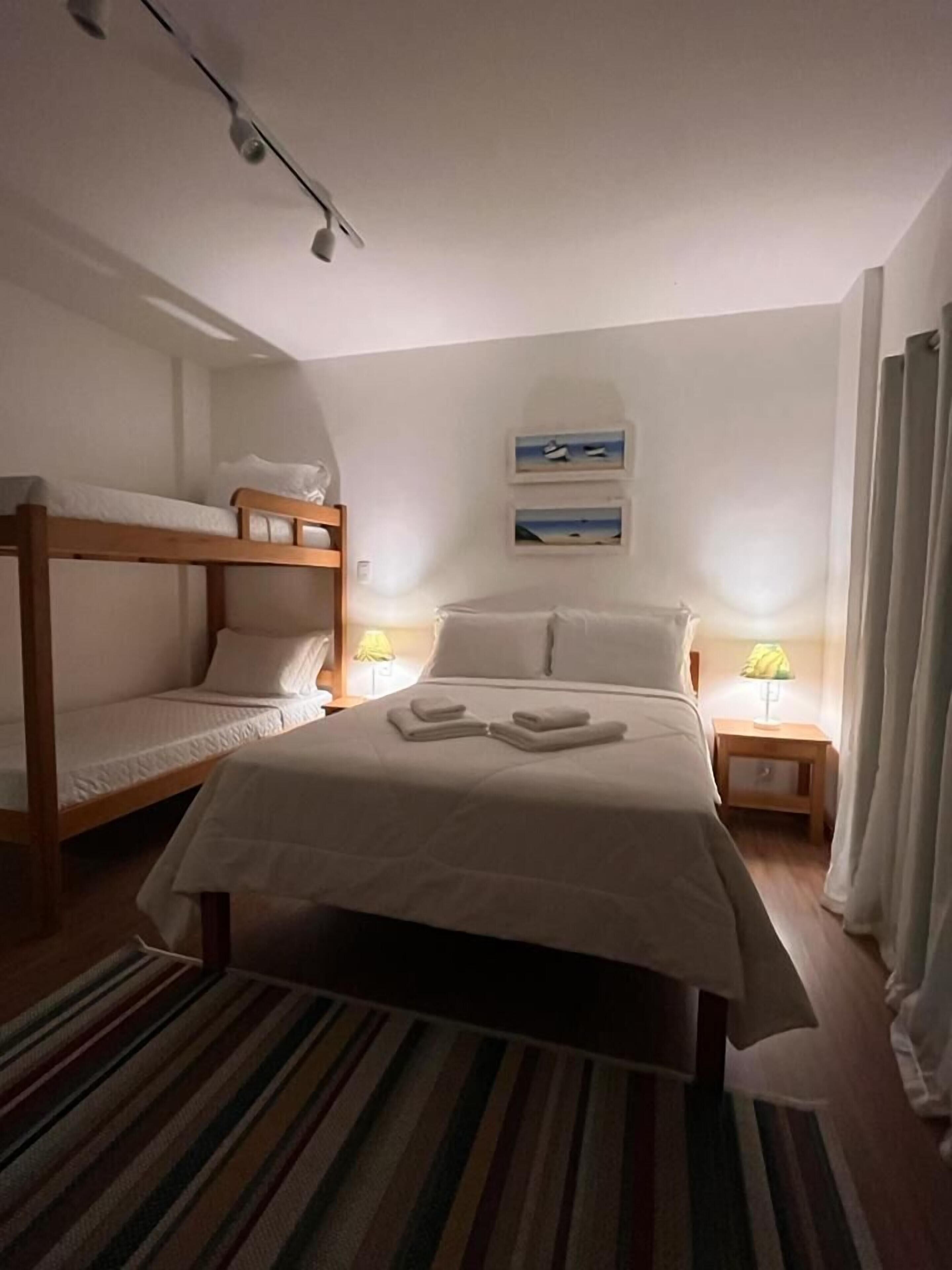 Ropa de cama de alta calidad, camas con pillow-top y escritorio 
