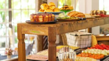 Free daily full breakfast