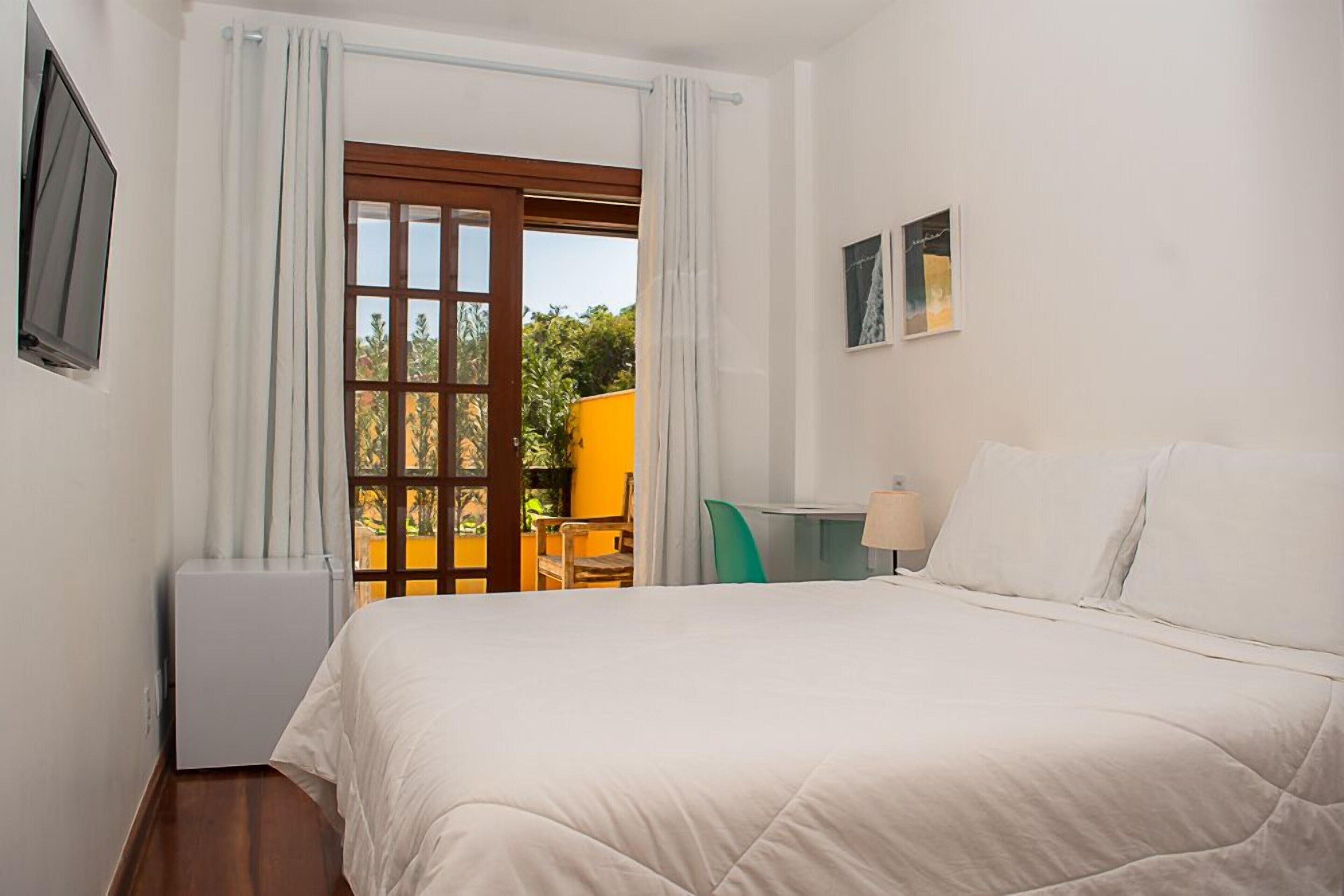 Ropa de cama de alta calidad, camas con pillow-top y escritorio 