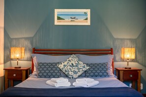 Habitación con 2 camas individuales | Ropa de cama de alta calidad, camas con pillow-top y escritorio 