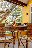 尊荣套房 | 高档床上用品、加厚床垫、办公桌、笔记本电脑工作区