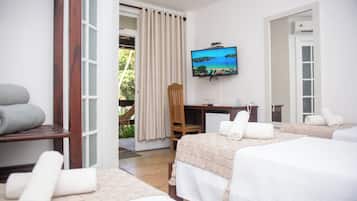 Quarto triplo | Roupas de cama premium, camas com colchões pillow-top, escrivaninha