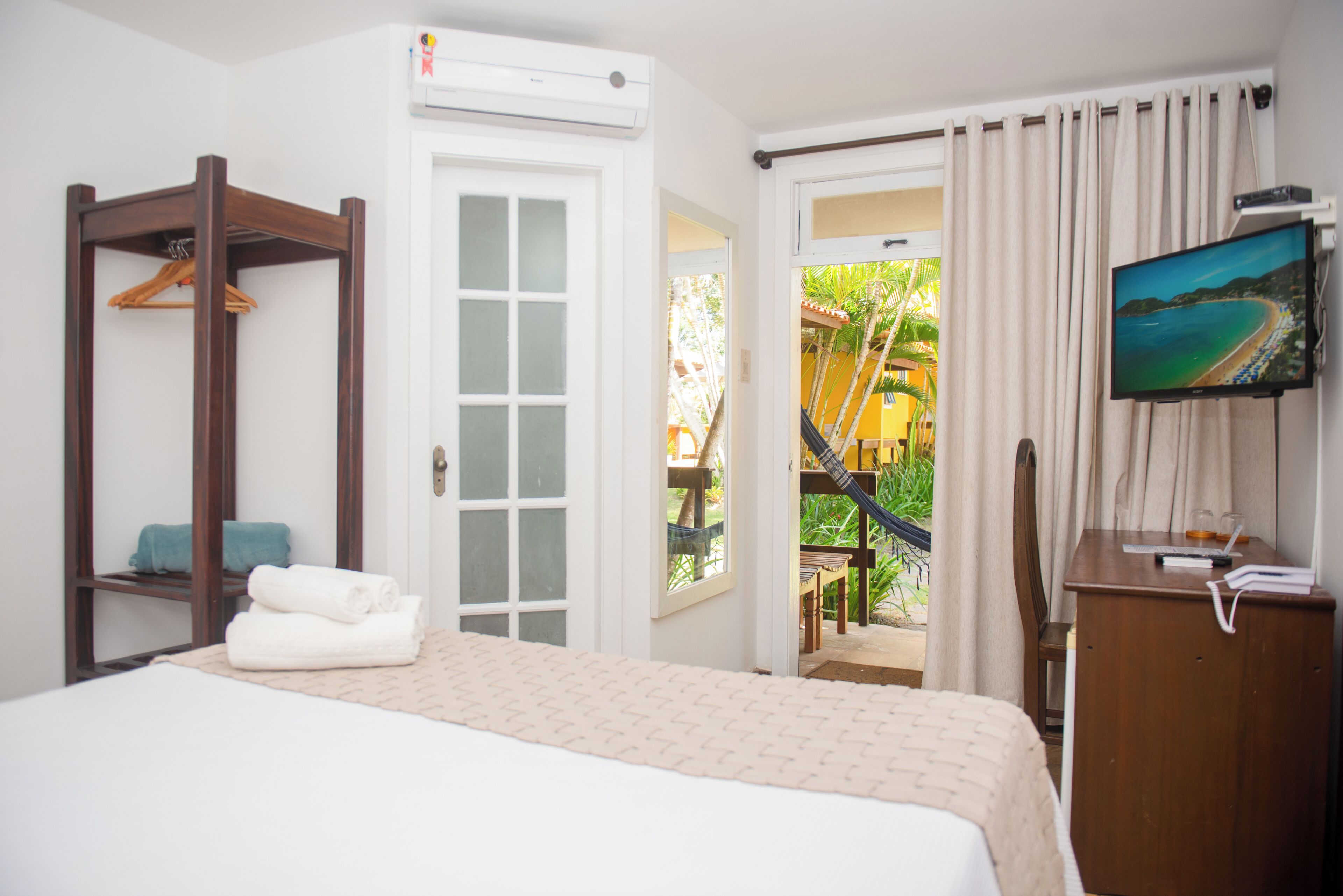 Twin Room | Premium bedding, pillowtop beds, desk, laptop workspace