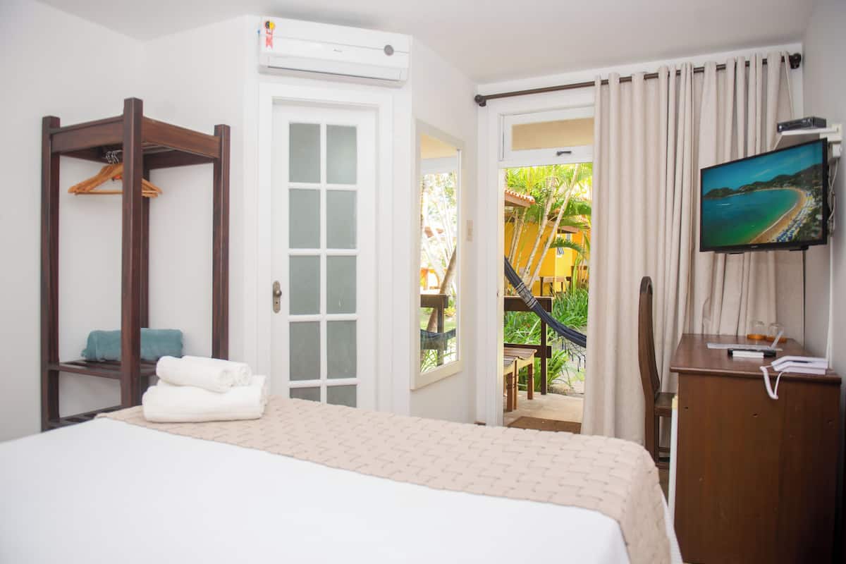 Twin Room | Premium bedding, pillowtop beds, desk, laptop workspace