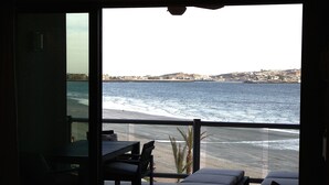Un balcon avec vue sur la plage et l’océan.