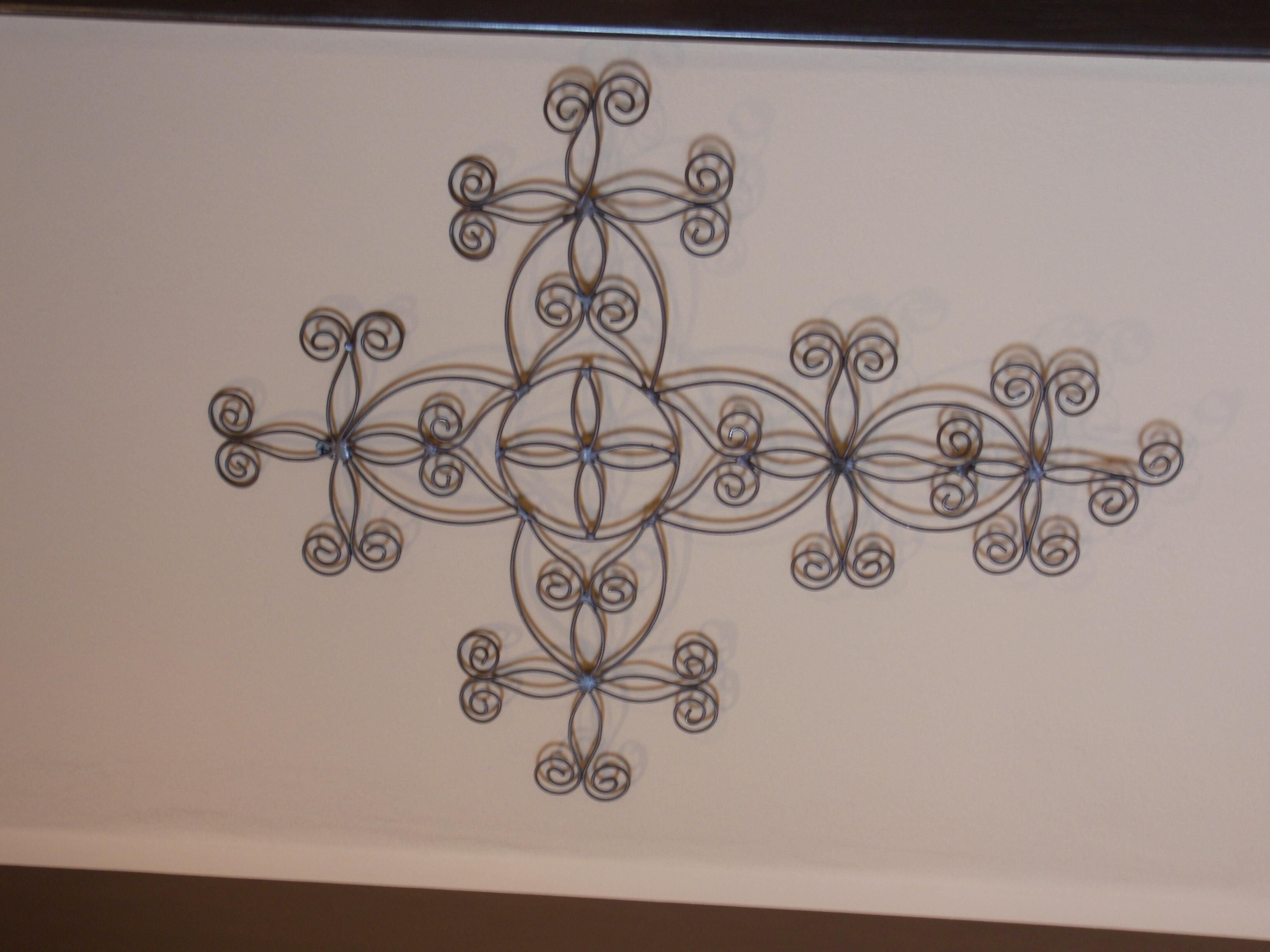 Een decoratief metalen ontwerp aan een muur.