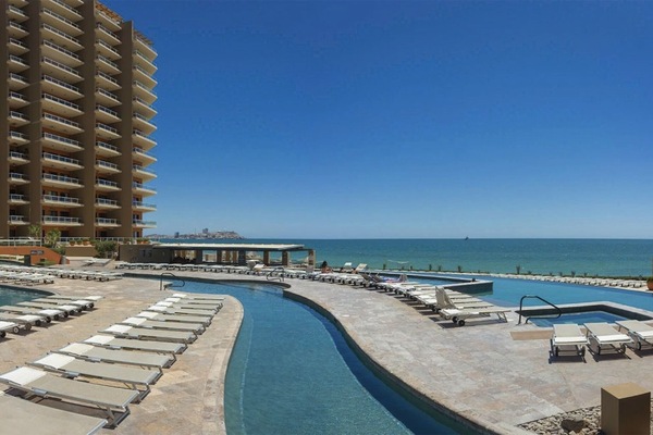 Una piscina al aire libre, una piscina climatizada