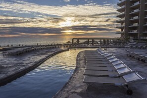 Una piscina al aire libre, una piscina climatizada