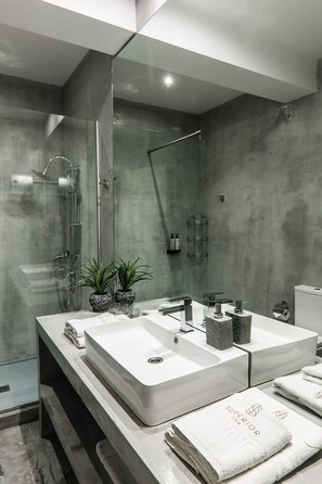 Apartamento standard | Banheiro | Chuveiro, produtos de toalete de grife, secador de cabelo 
