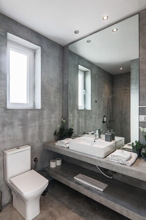 Departamento superior, vista al mar | Baño | Regadera, amenidades de baño de diseñador, secadora de cabello, batas 