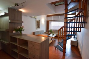 Chalé, 2 quartos, 2 banheiros (Duplex) | Área de estar | TV de tela plana