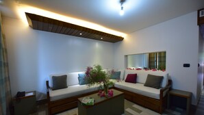Suite Deluxe, 1 habitación, vista al mar | Área de sala de estar | Televisión de pantalla plana 
