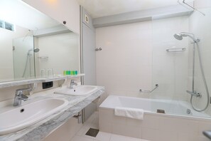 Deluxe Suite, 1 Bedroom, Sea View | Bathroom | Free toiletries, towels - Cimer Saframarine Beach Resort (Safra)