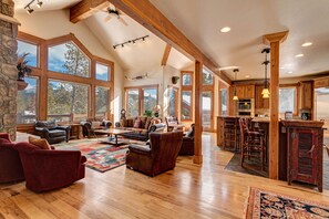 Smart TV, fireplace, video games, DVD player - GORGEOUS LUXURY HOME, VIEWS, SLEEP 16, SKI IN OUT HOT TUB. WALK TO TOWN.DISC (Breckenridge)