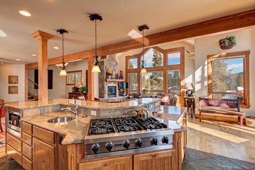 Stunning Ski In/Out Peak 9 Chalet w/ Hot Tub, Shuttle & Mtn Views. Sleeps 16.