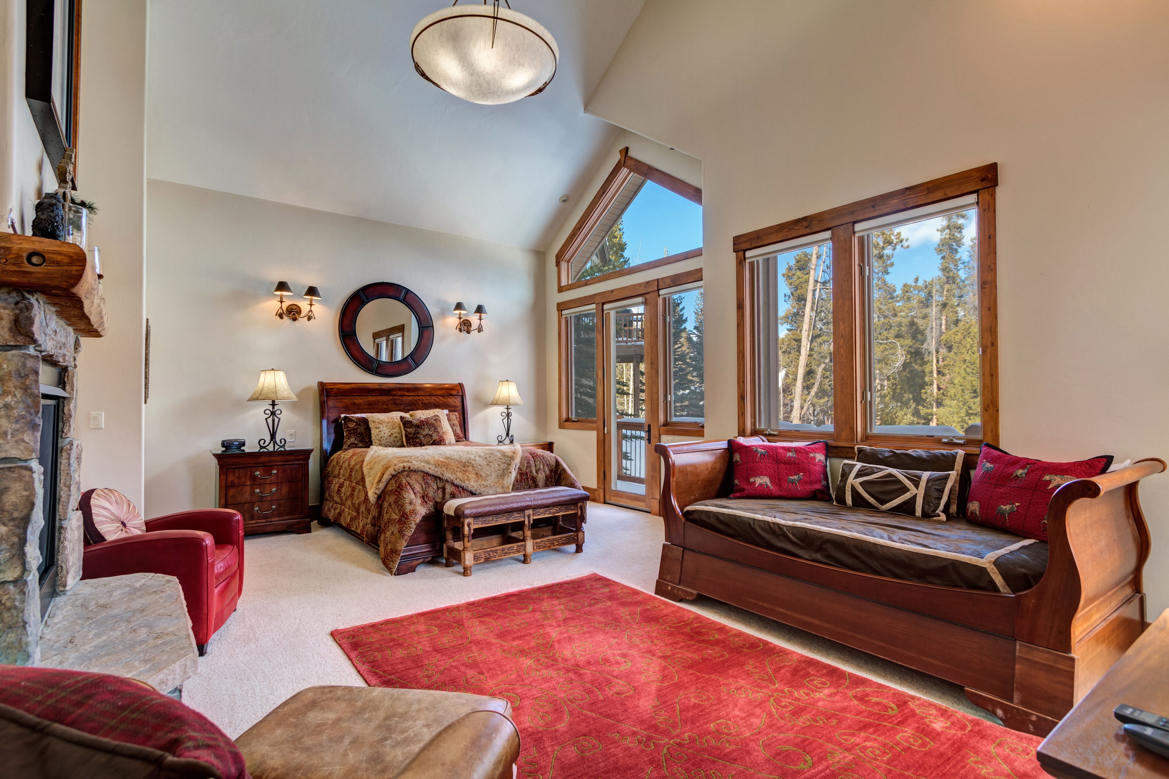 4 bedrooms, desk, iron/ironing board, travel cot