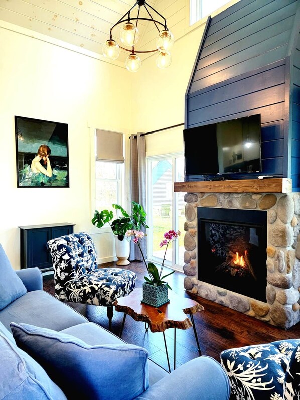 TV, fireplace