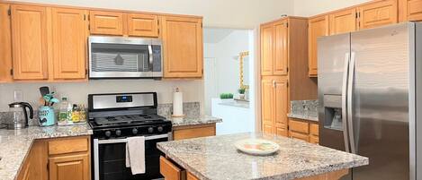 Réfrigérateur, four à micro-ondes, un four, surface de cuisson