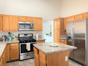 冰箱、微波炉、烤箱、炉灶