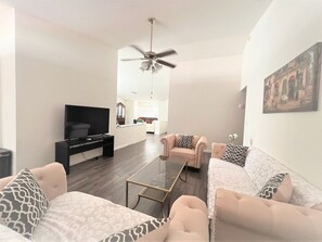 智能电视、壁炉