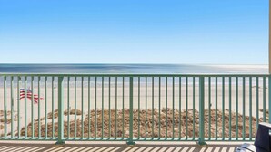 Un balcón con vista a la playa y al océano.