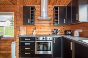 Cottage | Private kitchen | Oven - Carn Eilrig (Aviemore)