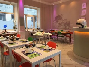 Petit déjeuner continental (9.00 EUR par personne)