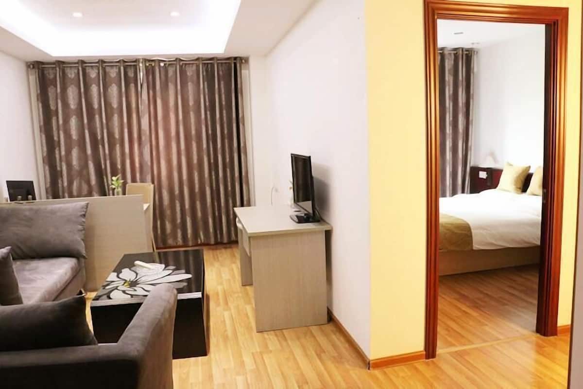 Comfort suite | Een bureau, verduisterende gordijnen, een strijkplank/strijkijzer