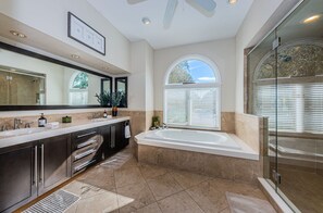 Badewanne, Haartrockner, Handtücher, Seife