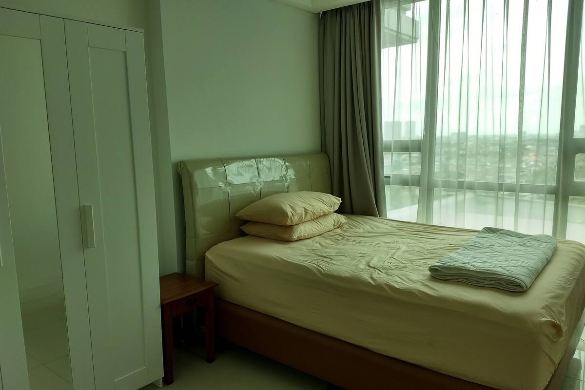 3 bedrooms, premium bedding, desk, free WiFi