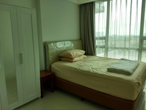 3 bedrooms, premium bedding, desk, free WiFi