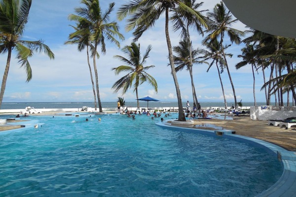 2 outdoor pools, pool umbrellas