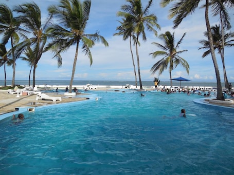 2 outdoor pools, pool umbrellas