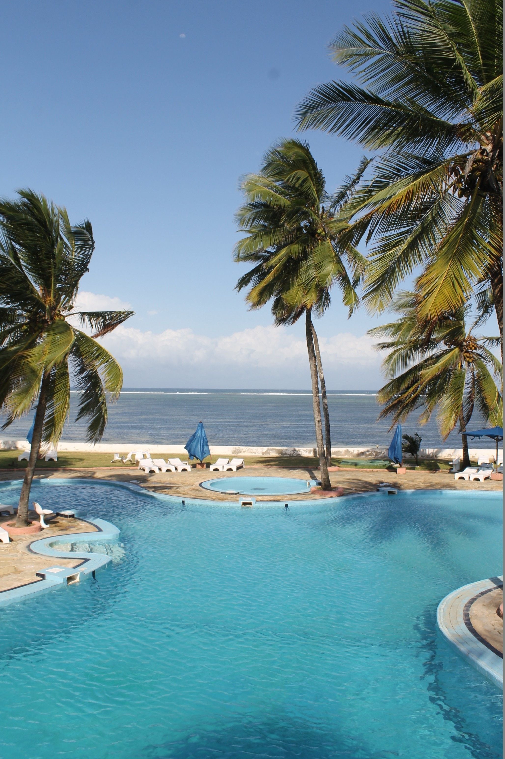 2 outdoor pools, pool umbrellas