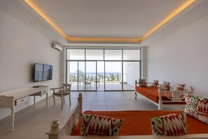 Suite ejecutiva, 3 habitaciones, baño privado, vistas al mar | Zona de estar