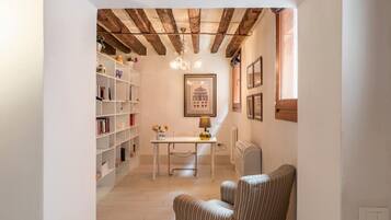 Kamar Triple Deluks, pemandangan kanal | Area keluarga | Televisi layar datar 24-inci dengan saluran TV digital dan TV