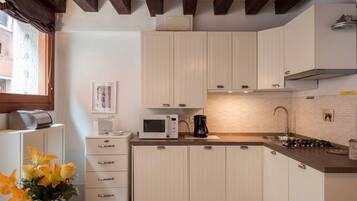 Kamar Triple Deluks, pemandangan kanal | Dapur pribadi | Lemari es besar, microwave, kompor, dan mesin pencuci piring