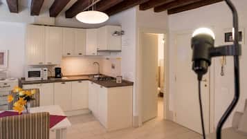 Kamar Triple Deluks, pemandangan kanal | Dapur pribadi | Lemari es besar, microwave, kompor, dan mesin pencuci piring