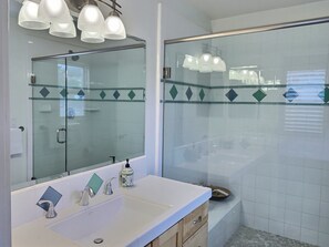 Shower, towels - Fresh look at Shore Pleasure a family fav, steps from beach and downtown (Avila Beach)