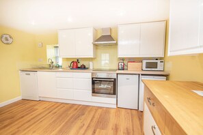 Kühlschrank, Mikrowelle, Toaster, Kochgeschirr/Geschirr/Besteck
