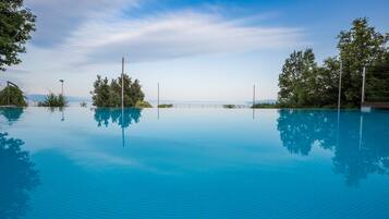 Outdoor pool, an infinity pool